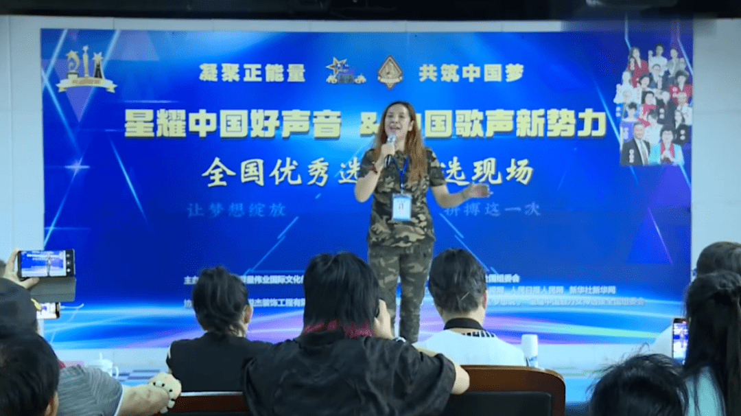 粉丝百万的俄罗斯美女网红，竟然是个中国“抠脚大汉”？