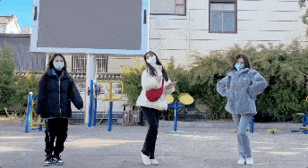 粉丝百万的俄罗斯美女网红，竟然是个中国“抠脚大汉”？