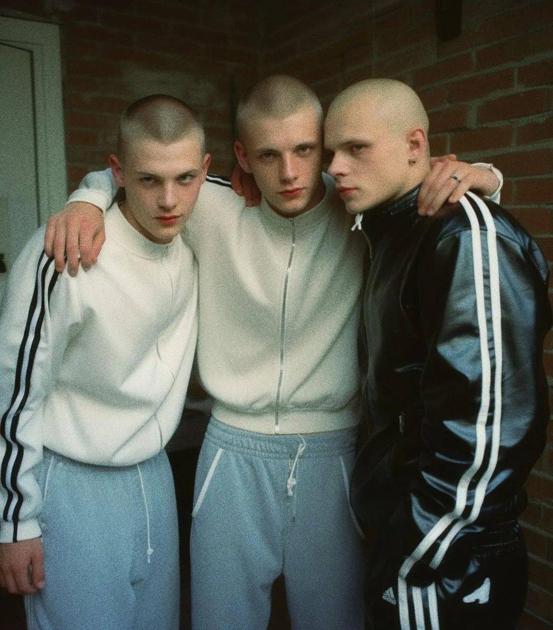 要流鼻血啦~这些都是 AI 生成的男模特！