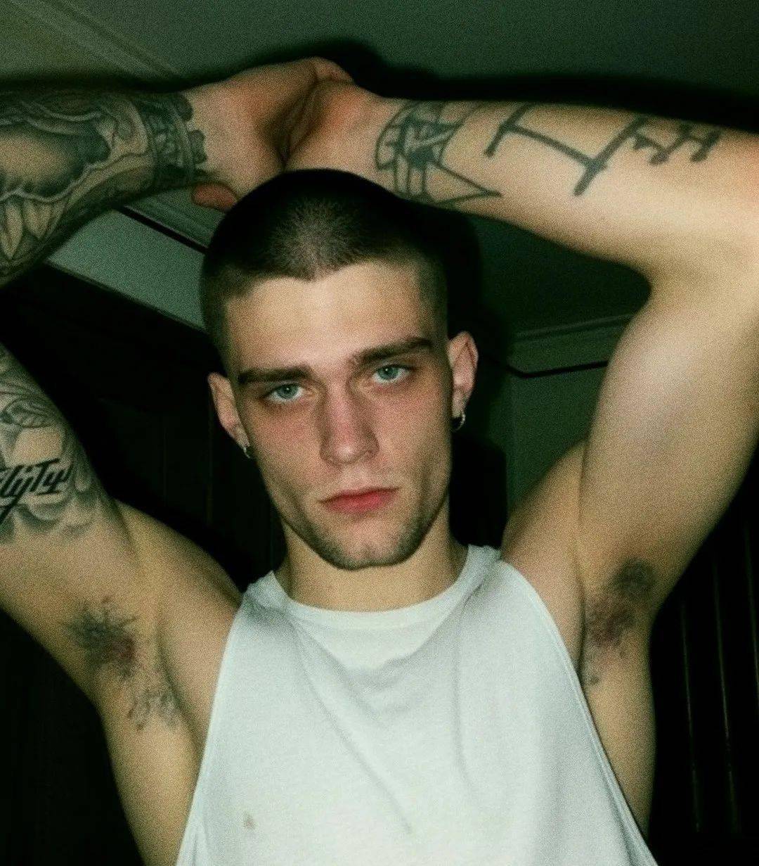 要流鼻血啦~这些都是 AI 生成的男模特！