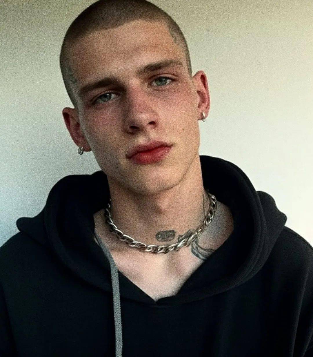 要流鼻血啦~这些都是 AI 生成的男模特！