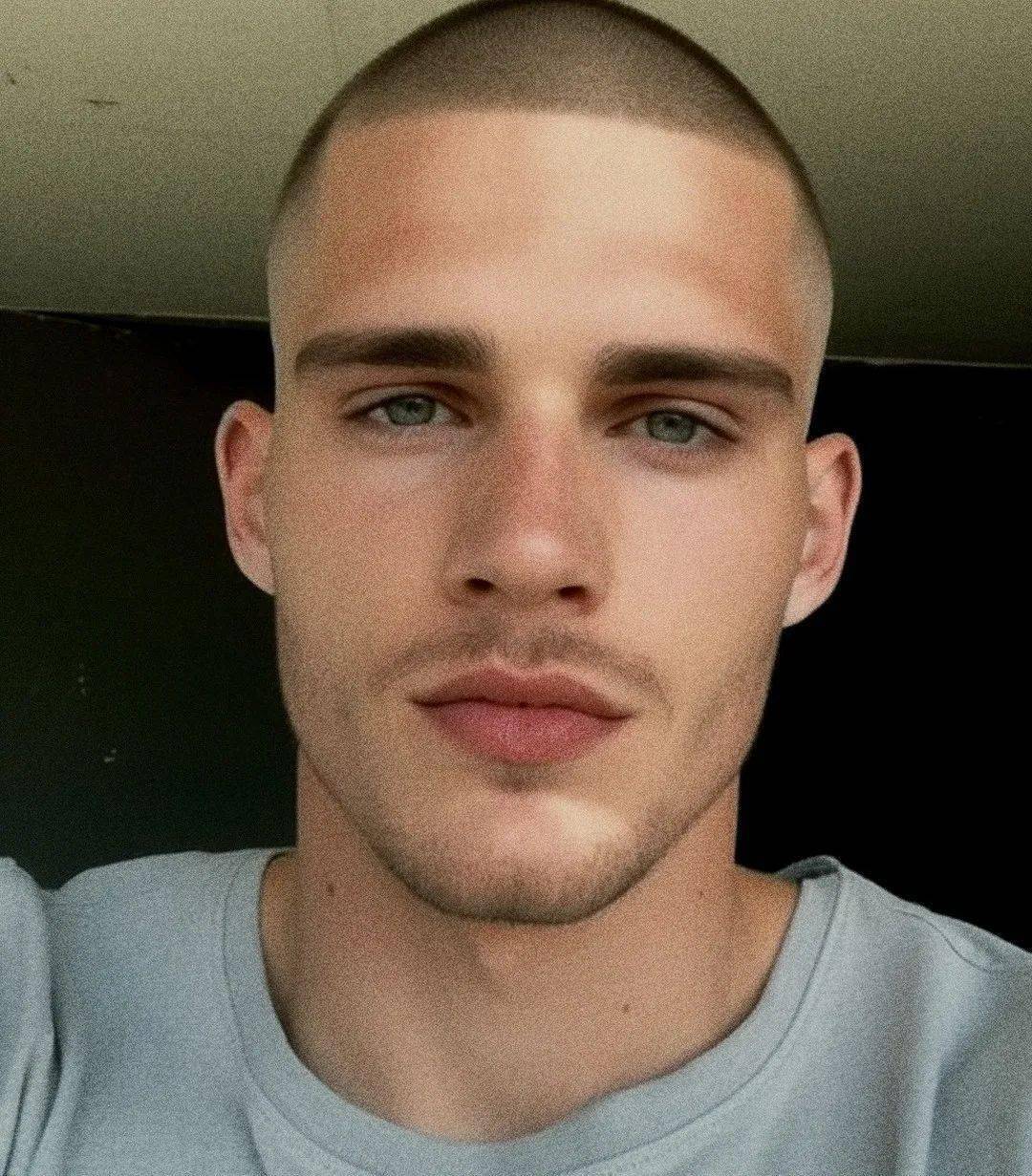 要流鼻血啦~这些都是 AI 生成的男模特！